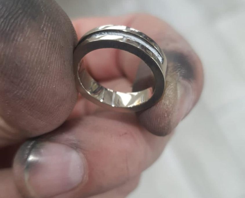 Pulido y limpieza de un anillo de boda